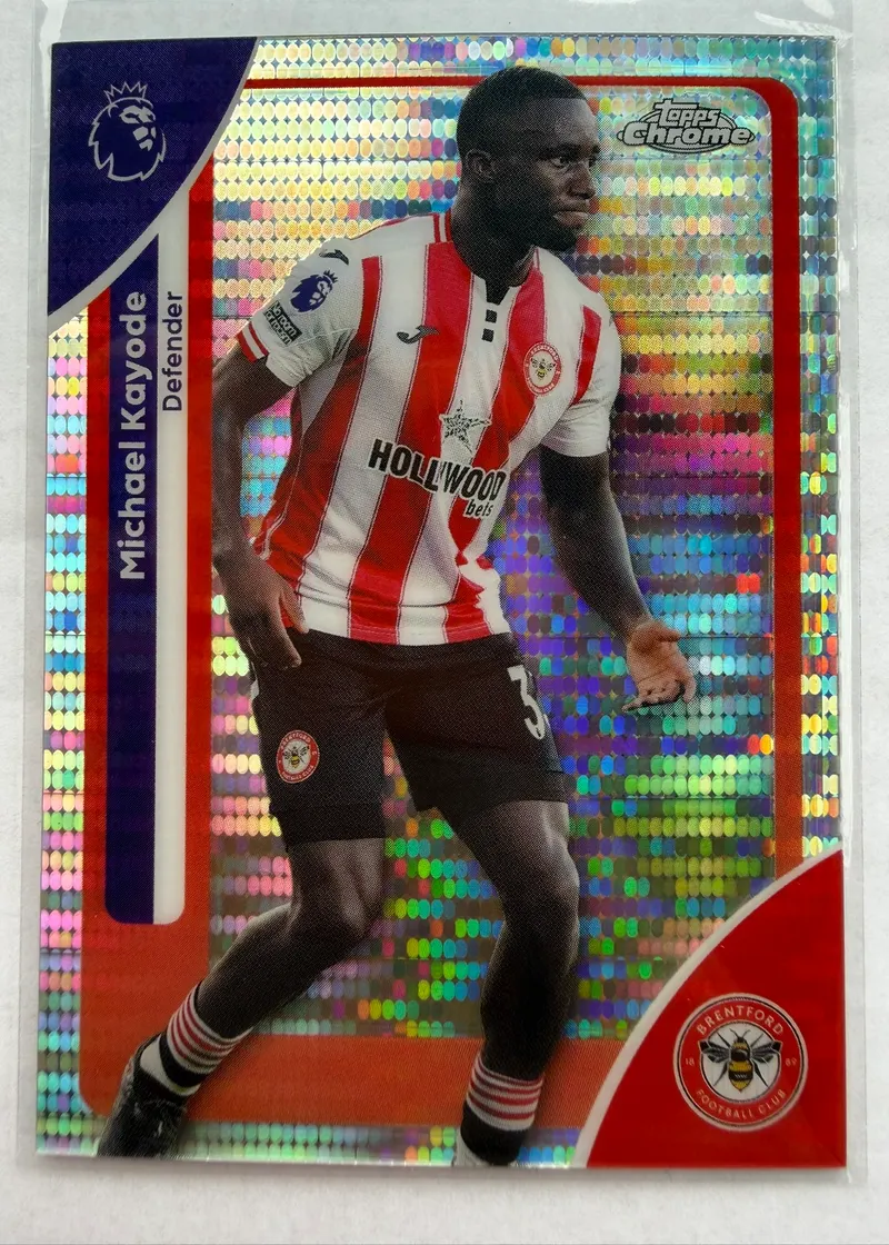 Michael Kayode, Topps Chrome Premier League 2025/26 Pulsar Refractor, karta 32 — awers z mozaikowym refleksem foliowym, Kayode w pasiastym stroju Brentford