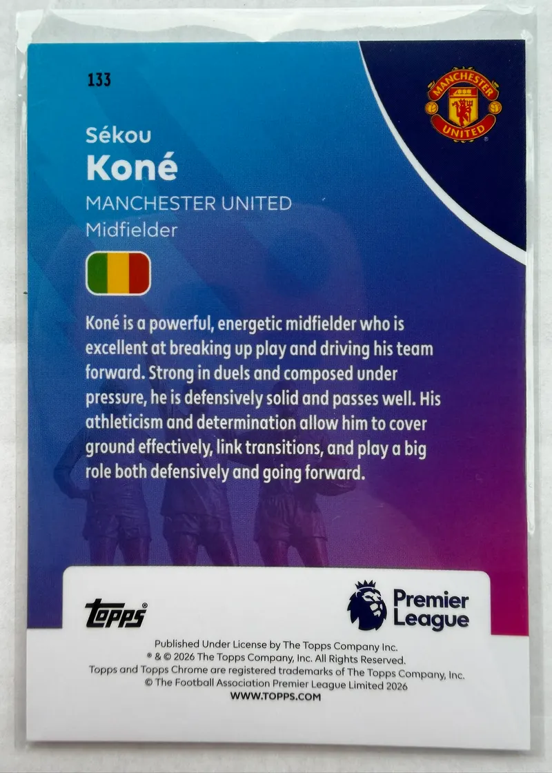 Sékou Koné, Topps Chrome Premier League 2025/26, karta 133 — rewers z herbem Manchesteru United, flagą Mali i opisem zawodnika