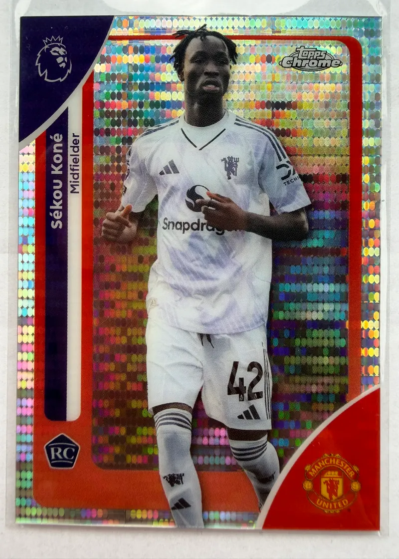 Sékou Koné, Topps Chrome Premier League 2025/26 Pulsar Refractor, karta 133 — awers z mozaikowym refleksem foliowym, Koné w białym stroju Manchesteru United z oznaczeniem RC