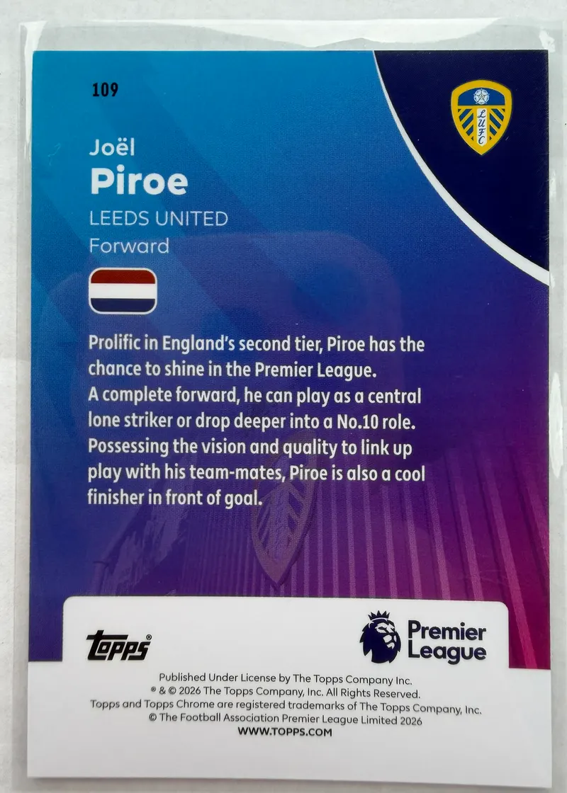 Joël Piroe, Topps Chrome Premier League 2025/26, karta 189 — rewers z herbem Leeds United, flagą Holandii i opisem zawodnika
