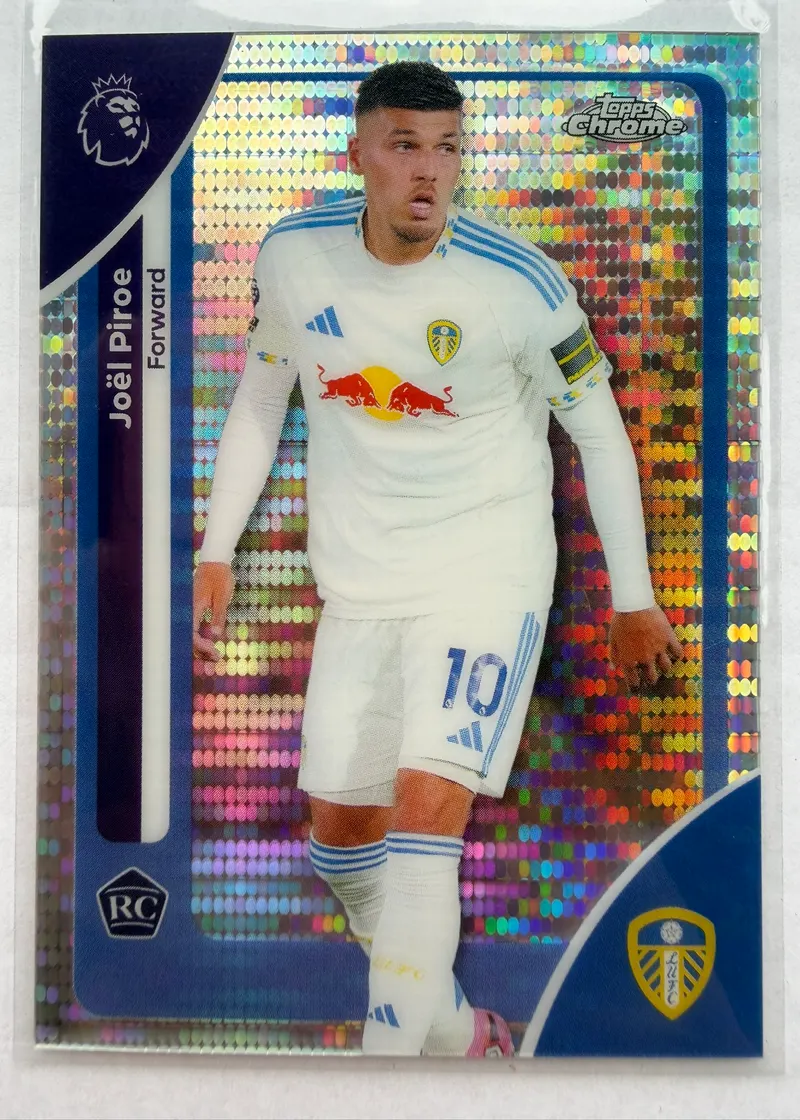 Joël Piroe, Topps Chrome Premier League 2025/26 Pulsar Refractor, karta 189 — awers z mozaikowym refleksem foliowym, Piroe w białym stroju Leeds United z oznaczeniem RC