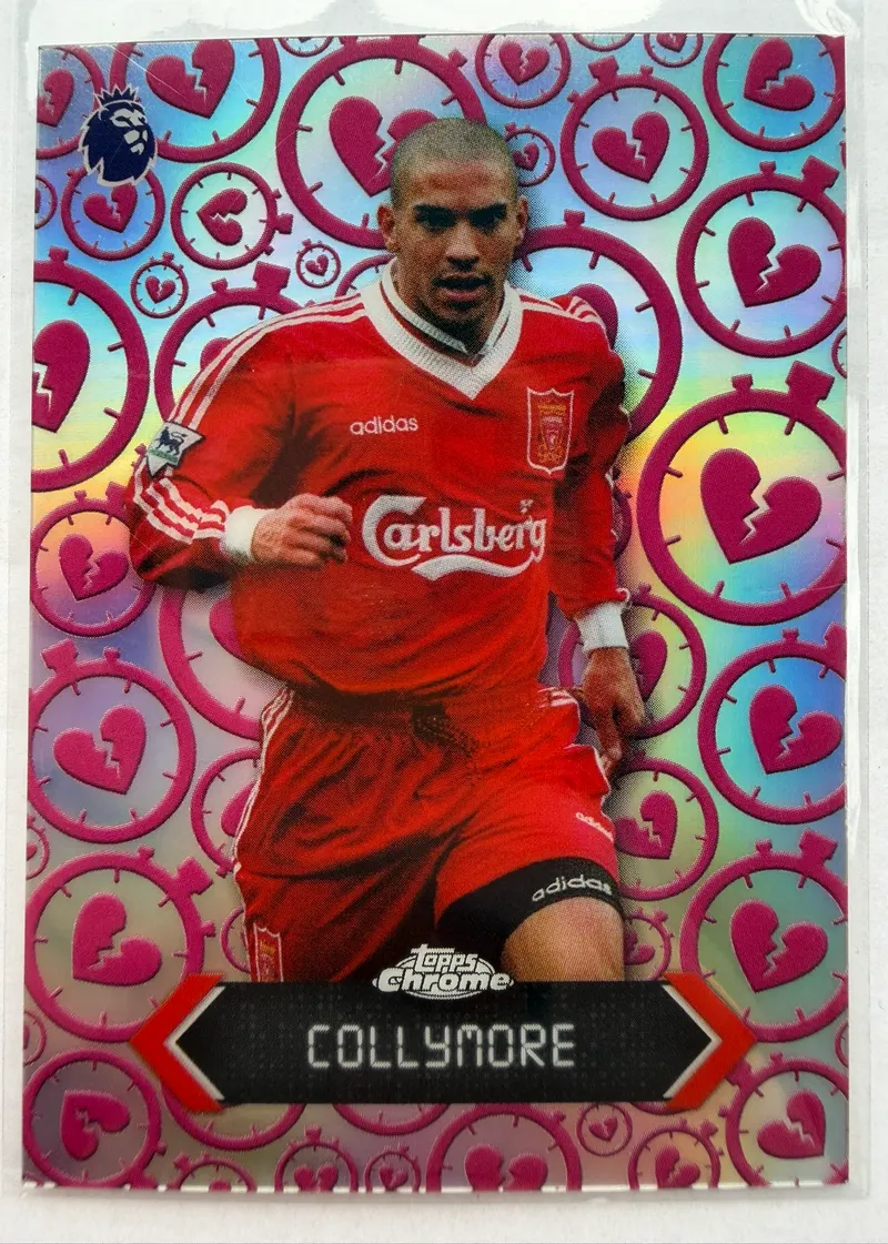 Stan Collymore, Topps Chrome Premier League 2025/26 Stoppage Time Heartbreaker STH-1 — chromowany awers z różowym wzorem stoperów i pękniętych serc, Collymore w czerwonym stroju Liverpoolu