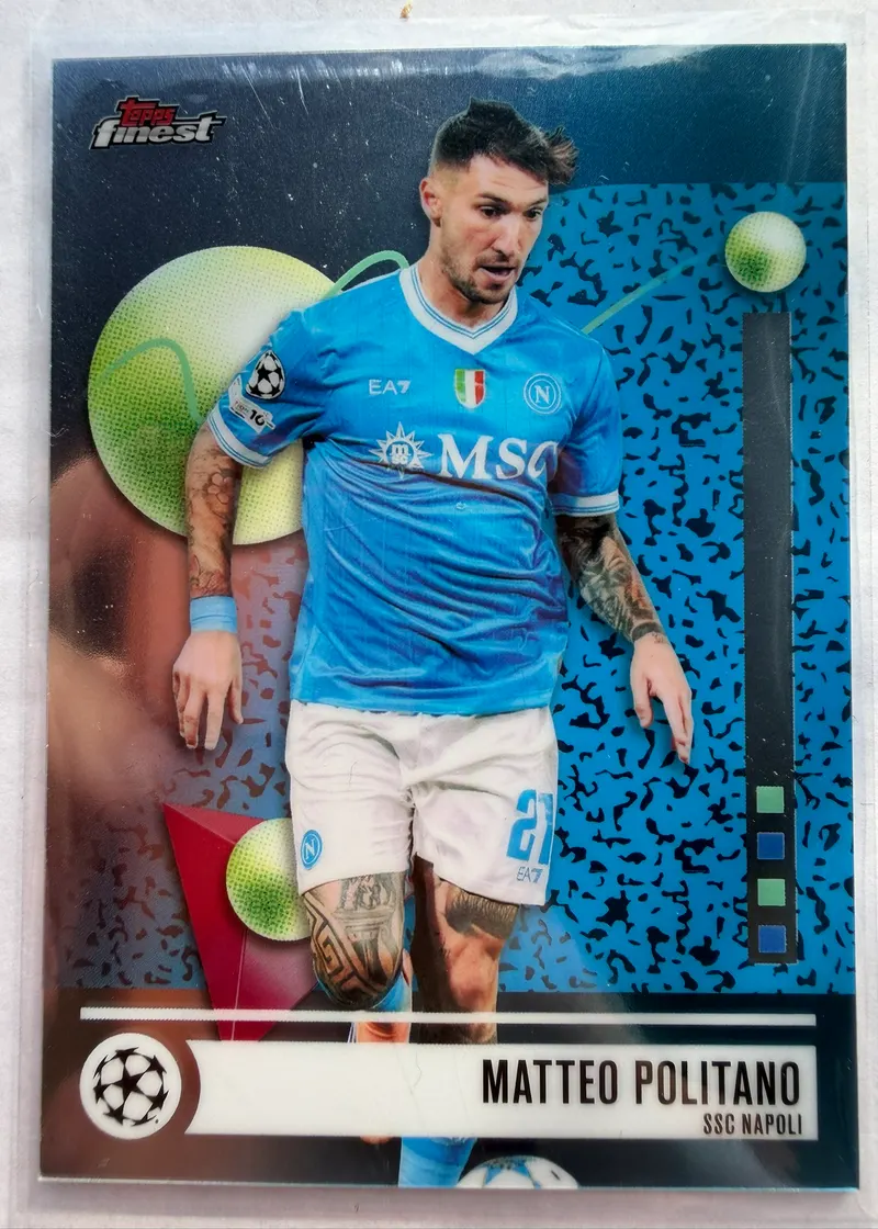Matteo Politano, Topps Finest UEFA Club Competitions 2025/26, karta 182 — awers z chromowanym tłem w turkusowym deseniu i piłkarzem w błękitnym stroju Napoli