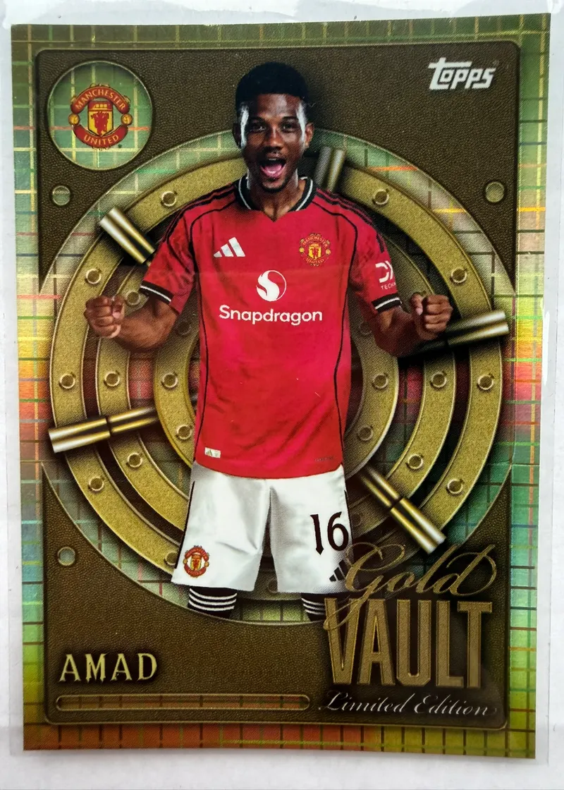 Amad, Topps Collector Tin Manchester United 2025/26, insert Gold Vault — awers ze złotą folią i zawodnikiem w koszulce z numerem 16