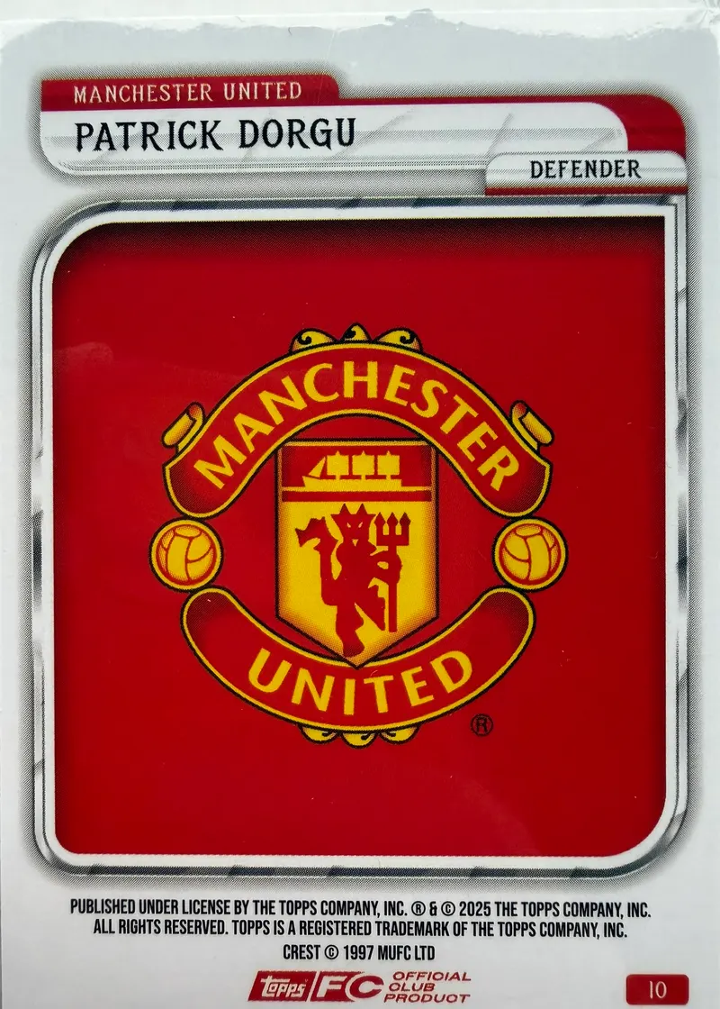 Patrick Dorgu, Topps Collector Tin Manchester United 2025/26 — rewers karty 10 z herbem klubu i podpisem DEFENDER