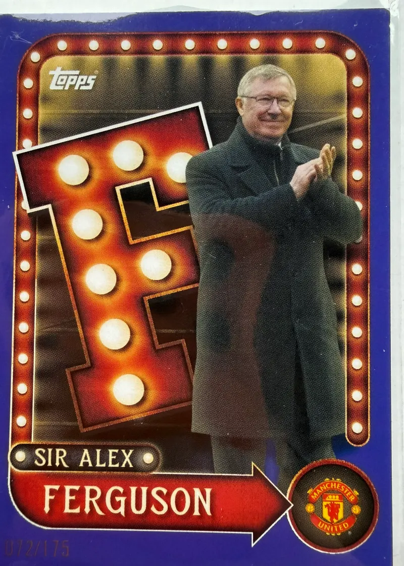 Sir Alex Ferguson, Topps Collector Tin Manchester United 2025/26, parallel Purple 072/175 — awers z podświetlaną literą F i fioletową ramką