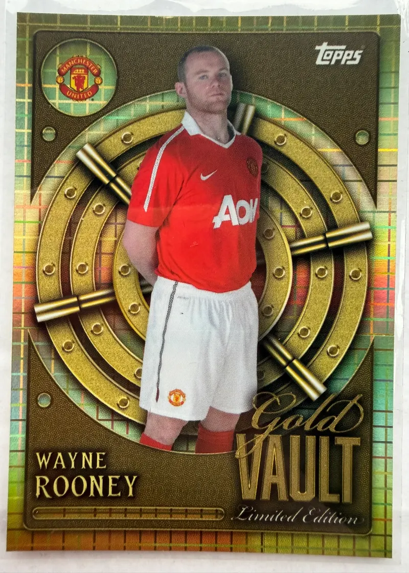 Wayne Rooney, Topps Collector Tin Manchester United 2025/26, insert Gold Vault — awers ze złotą folią i drzwiami skarbca