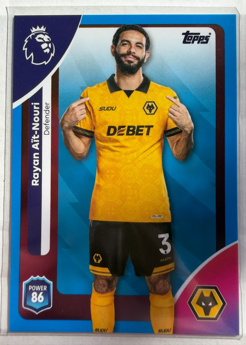 Rayan Aït-Nouri, Topps Premier League Debut Edition 2025/26 nr 295 Blue Parallel — niebieski awers z obrońcą w żółtym stroju Wolverhampton