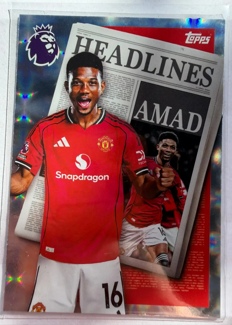 Amad, Topps Premier League Debut Edition 2025/26, insert Headlines — awers z zawodnikiem w czerwonym stroju Manchesteru United na tle gazetowej pierwszej strony