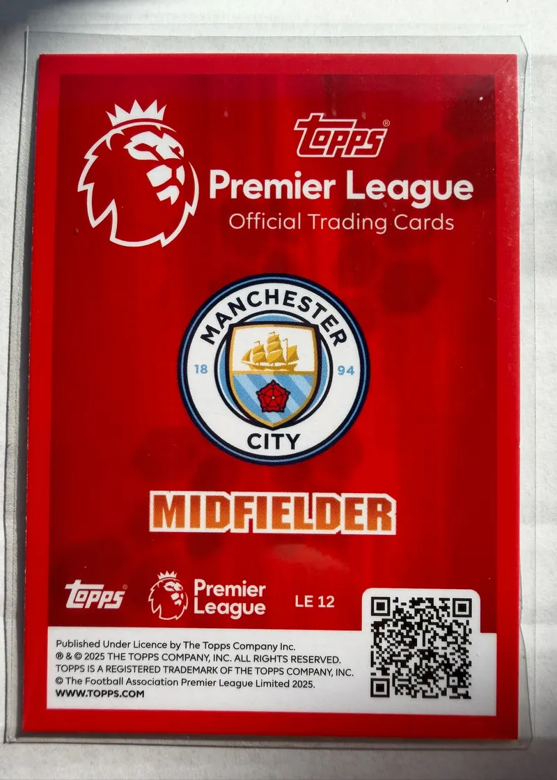 Bernardo Silva, Topps Premier League Debut Edition 2025/26 — czerwony rewers karty LE 12 z herbem Manchesteru City i podpisem MIDFIELDER