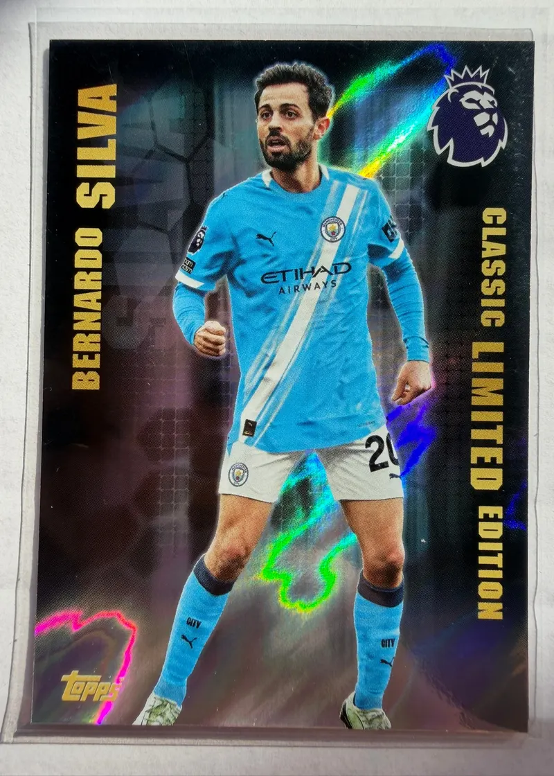 Bernardo Silva, Topps Premier League Debut Edition 2025/26, insert Classic Limited Edition — awers z zawodnikiem w jasnoniebieskim stroju Manchesteru City