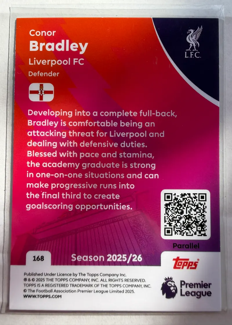 Conor Bradley, Topps Premier League Debut Edition 2025/26 nr 168 Blue Parallel — rewers z opisem gry prawego obrońcy i flagą Irlandii Północnej