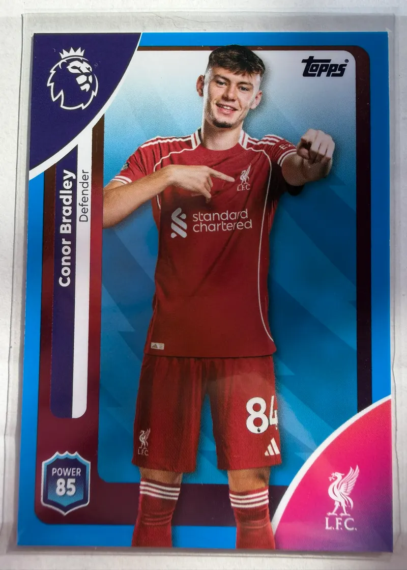 Conor Bradley, Topps Premier League Debut Edition 2025/26 nr 168 Blue Parallel — niebieski awers z obrońcą Liverpoolu w czerwonym stroju