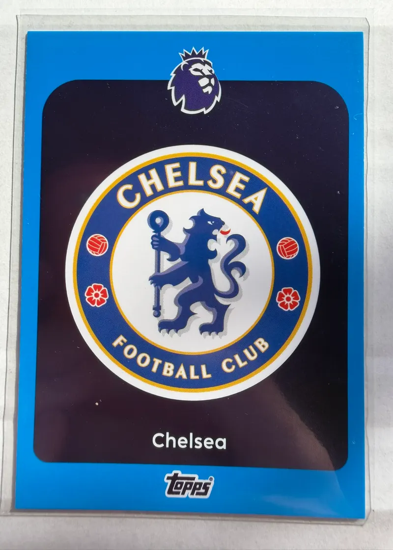 Chelsea FC, Topps Premier League Debut Edition 2025/26 nr 91 Team Badge Blue Parallel — awers z herbem klubu na granatowym polu i niebieskiej ramce