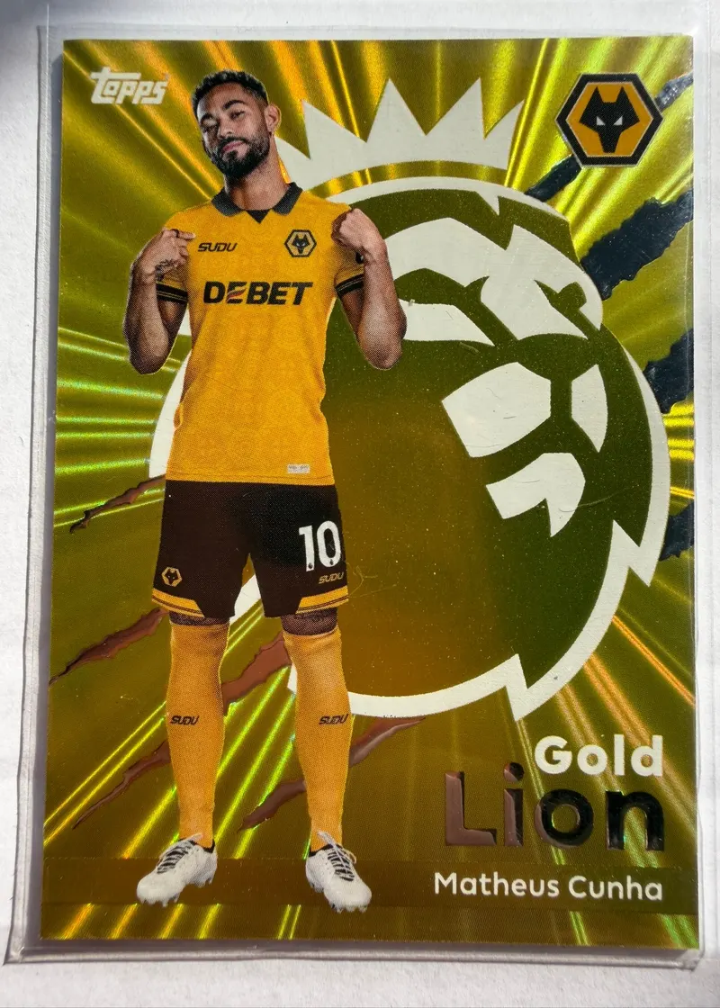Matheus Cunha, Topps Premier League Debut Edition 2025/26, insert Gold Lion — awers ze złotym tłem i zawodnikiem w żółto-czarnym stroju Wolves