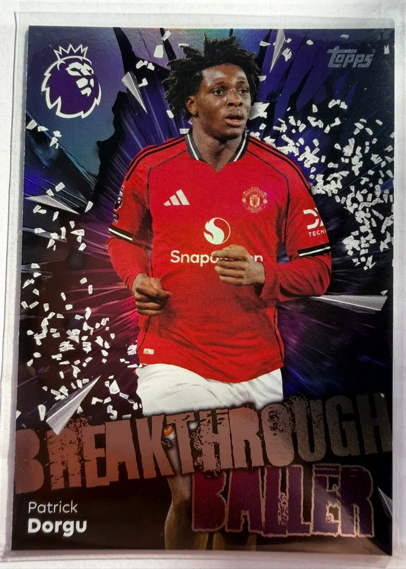 Patrick Dorgu, Topps Premier League Debut Edition 2025/26, insert Breakthrough Baller — awers z zawodnikiem w czerwonym stroju Manchesteru United na tle rozprysku