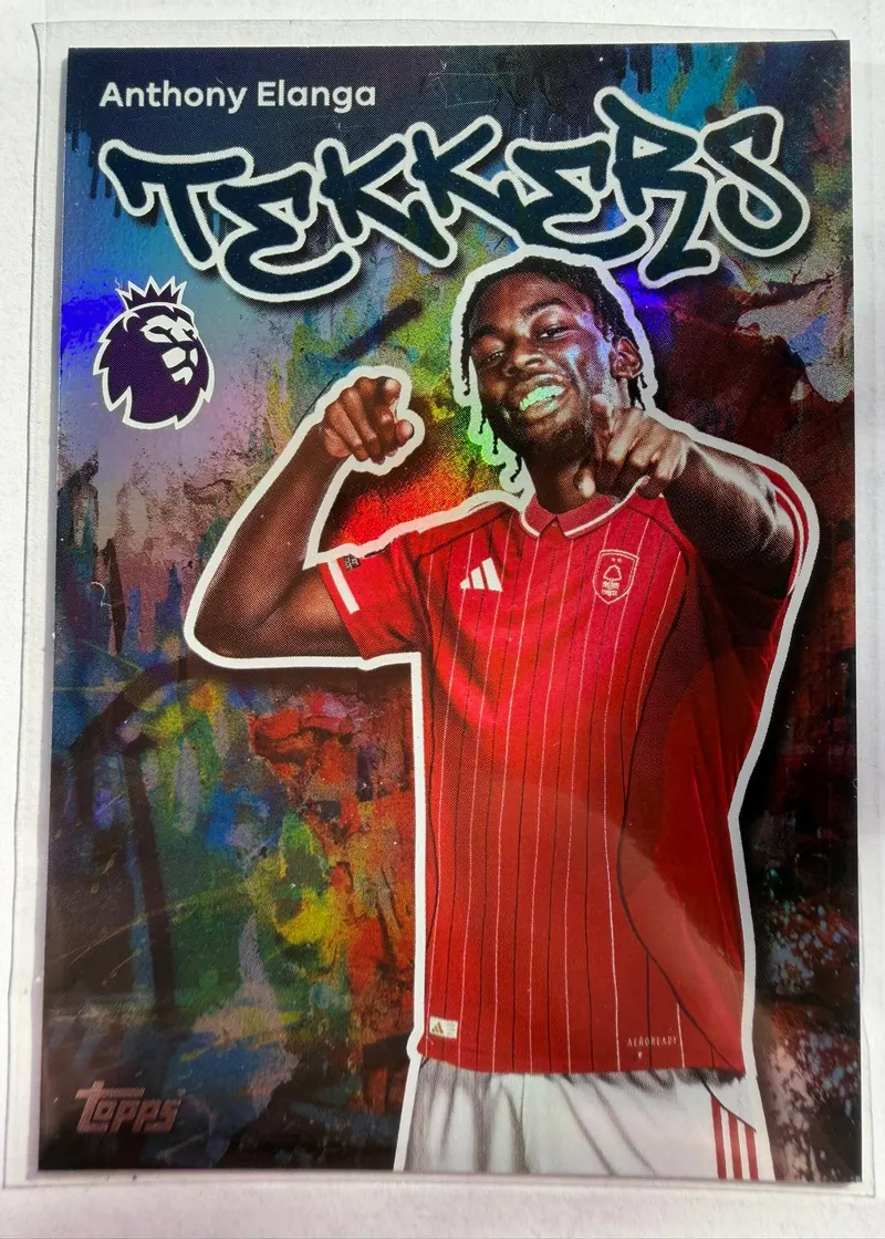 Anthony Elanga, Topps Premier League Debut Edition 2025/26, insert Tekkers — awers z zawodnikiem w czerwonym stroju Nottingham Forest na tle graffiti