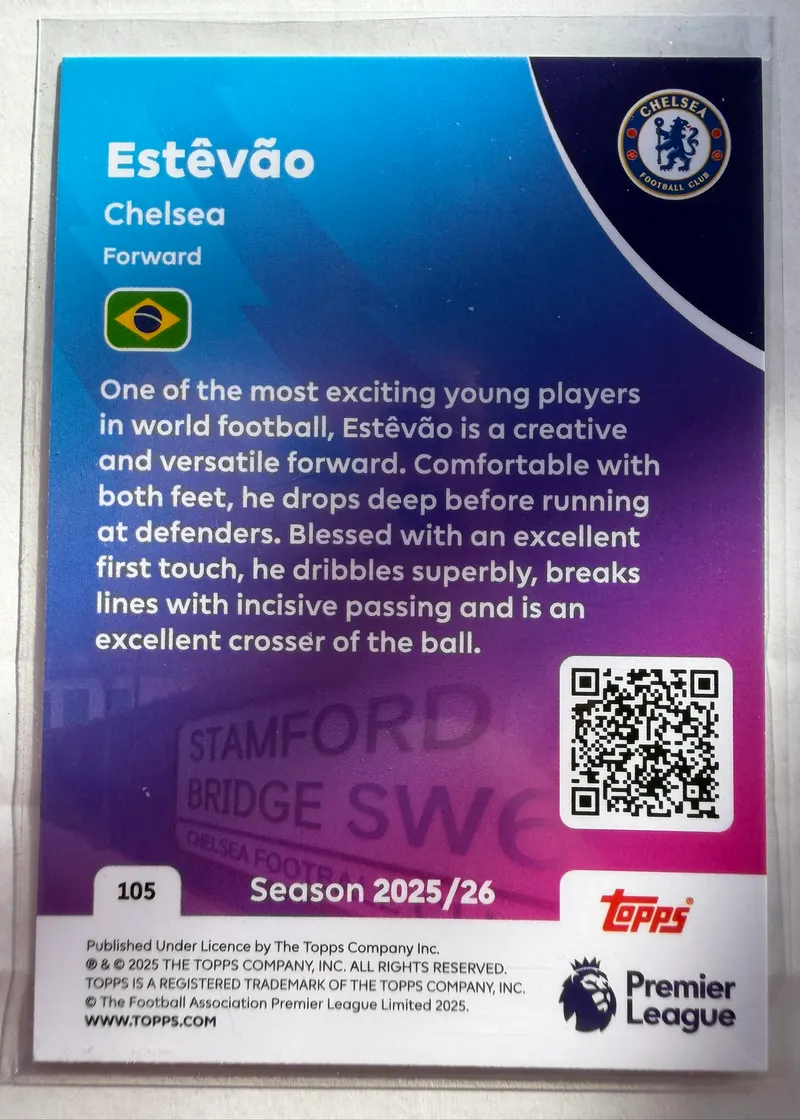 Estêvão, Topps Premier League Debut Edition 2025/26 nr 105 — rewers z opisem gry skrzydłowego i flagą Brazylii