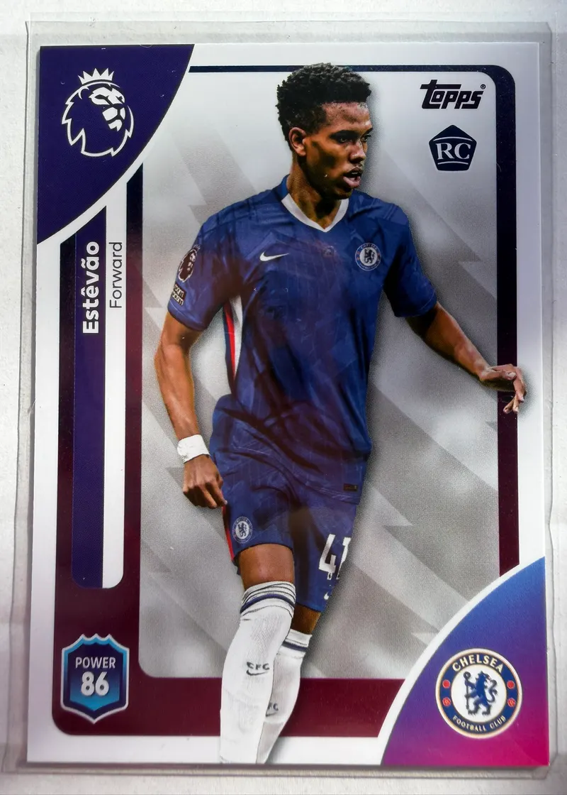 Estêvão, Topps Premier League Debut Edition 2025/26 nr 105 — awers z młodym napastnikiem Chelsea i plakietką RC