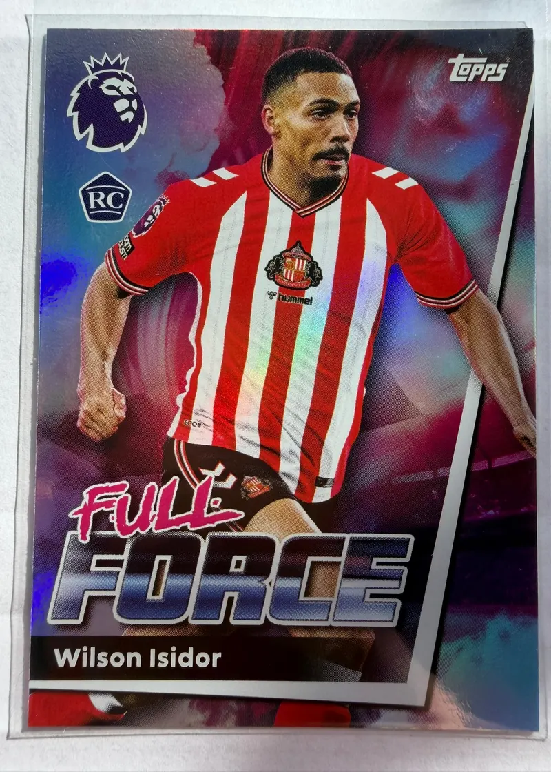 Wilson Isidor, Topps Premier League Debut Edition 2025/26, insert Full Force — awers z zawodnikiem w czerwono-białym stroju Sunderlandu na tle różowego rozbryzgu
