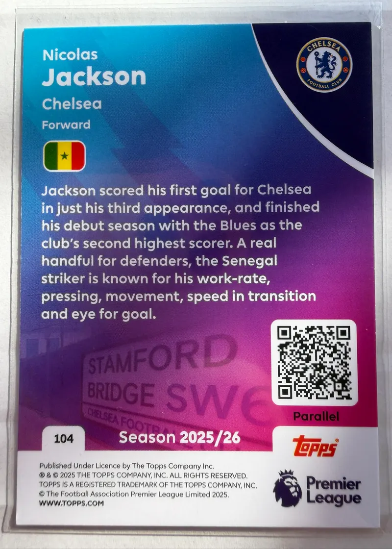 Nicolas Jackson, Topps Premier League Debut Edition 2025/26 nr 104 Blue Parallel — rewers z opisem gry napastnika i flagą Senegalu