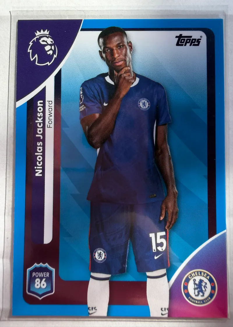 Nicolas Jackson, Topps Premier League Debut Edition 2025/26 nr 104 Blue Parallel — niebieski awers z napastnikiem Chelsea w niebieskim stroju