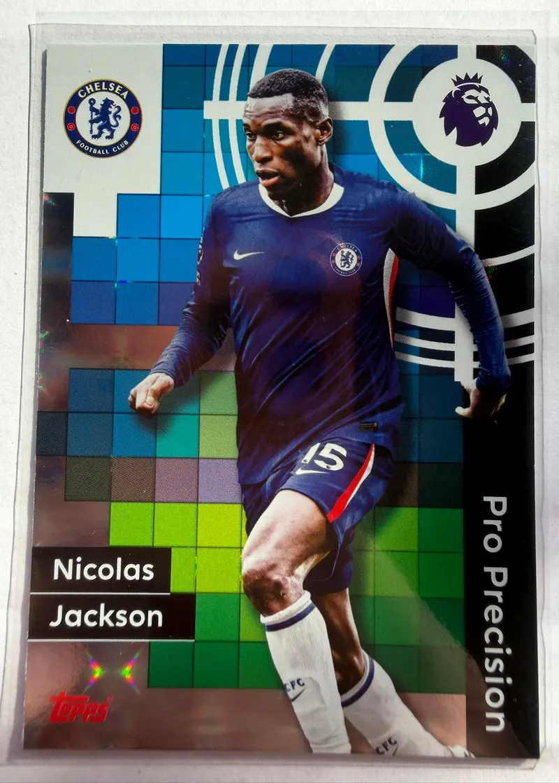 Nicolas Jackson, Topps Premier League Debut Edition 2025/26, insert Pro Precision — awers z zawodnikiem w niebieskim stroju Chelsea na tle siatki celowniczej