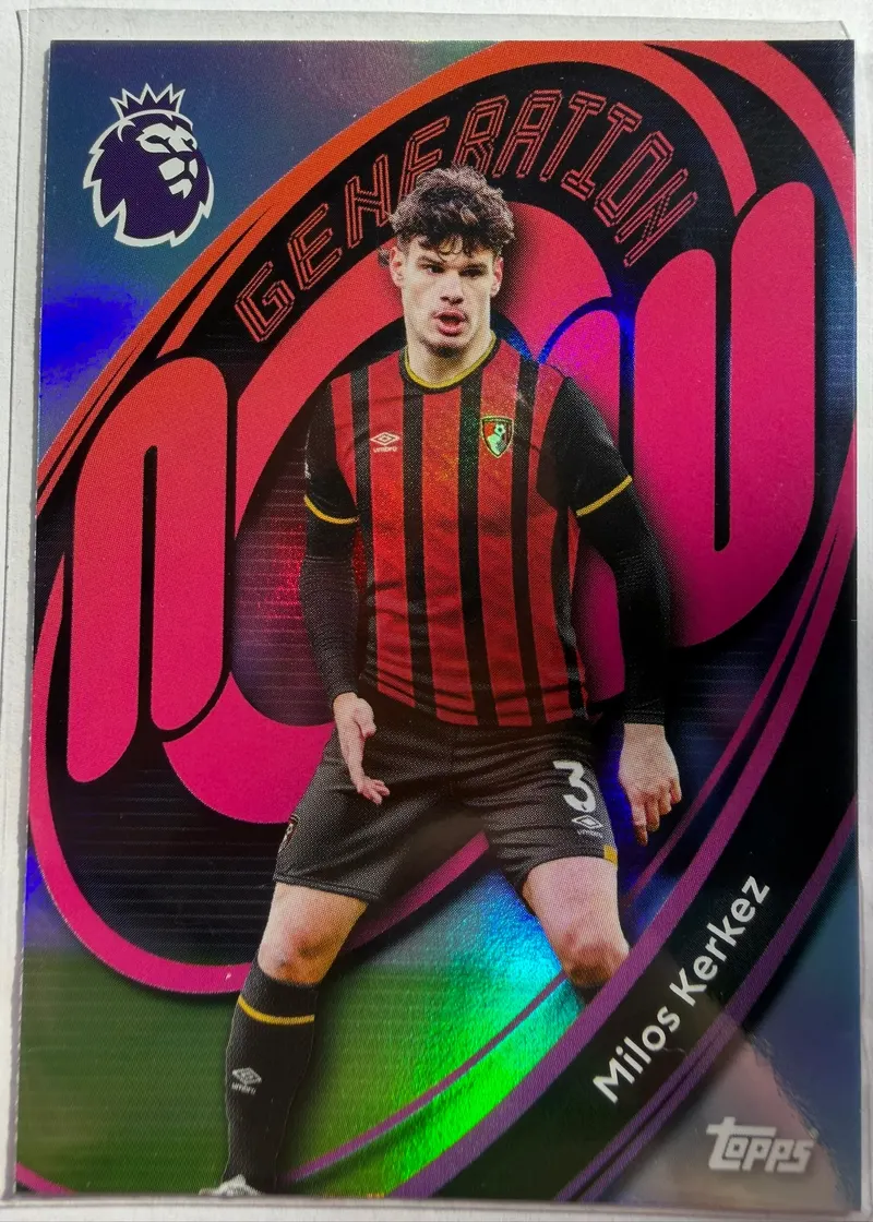 Miloš Kerkez, Topps Premier League Debut Edition 2025/26, insert Generation Now — awers z zawodnikiem w czerwono-czarnym stroju Bournemouth na tle różowego napisu NOW