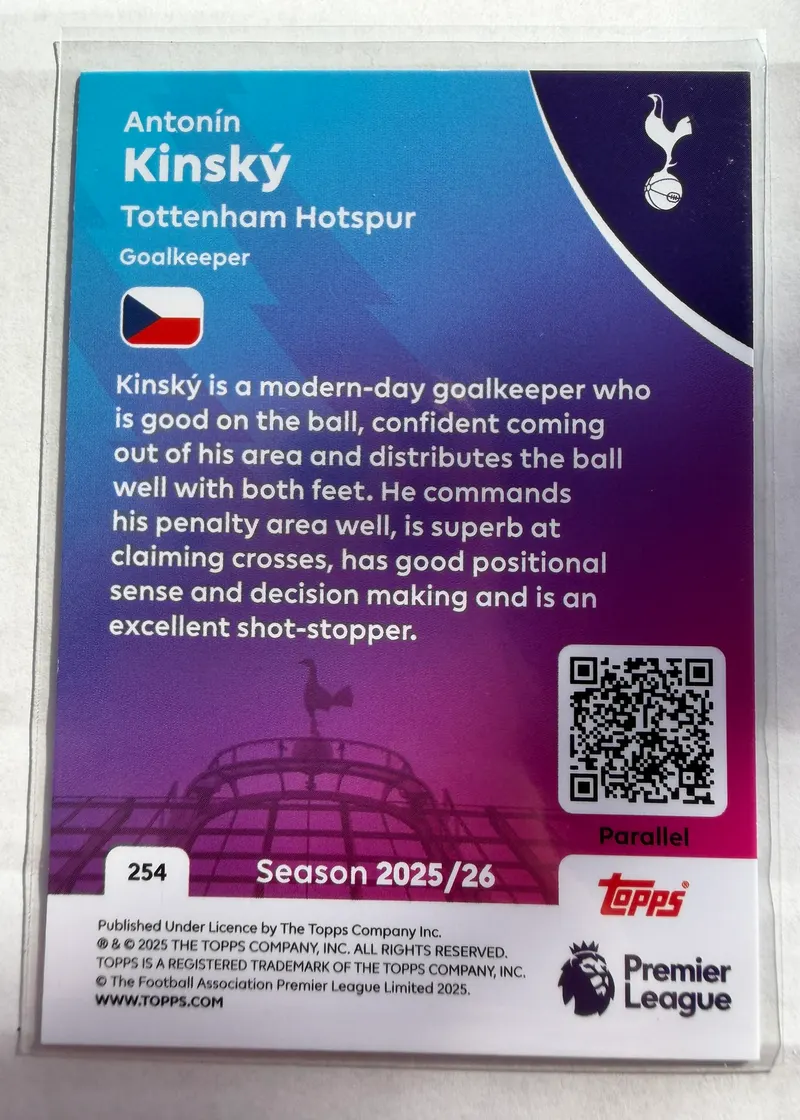 Antonín Kinský, Topps Premier League Debut Edition 2025/26 nr 254 Blue Parallel — rewers z opisem gry bramkarza i flagą Czech