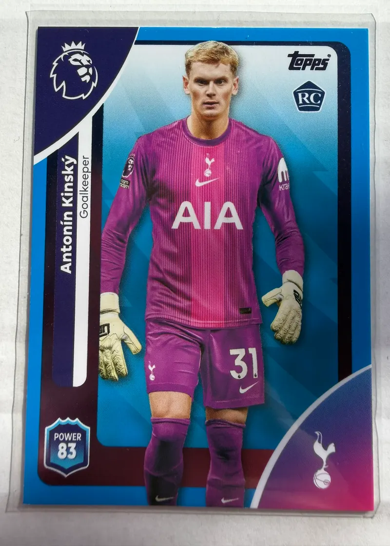 Antonín Kinský, Topps Premier League Debut Edition 2025/26 nr 254 Blue Parallel — niebieski awers z bramkarzem Tottenhamu w różowym stroju i plakietką RC