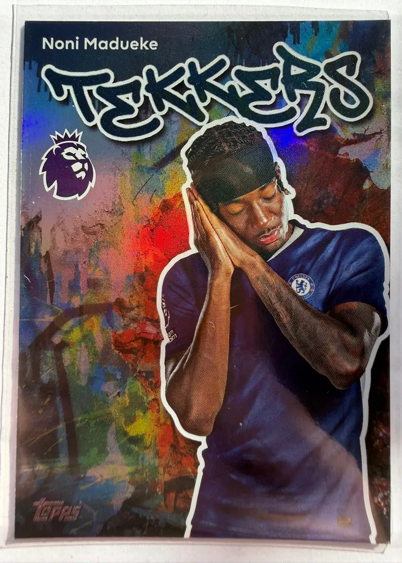Noni Madueke, Topps Premier League Debut Edition 2025/26, insert Tekkers — awers z zawodnikiem w niebieskim stroju Chelsea na tle graffiti