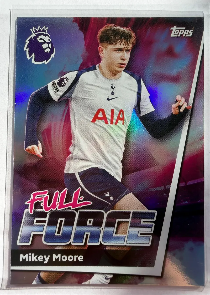 Mikey Moore, Topps Premier League Debut Edition 2025/26, insert Full Force — awers z zawodnikiem w białym stroju Tottenhamu na tle rozbryzgu