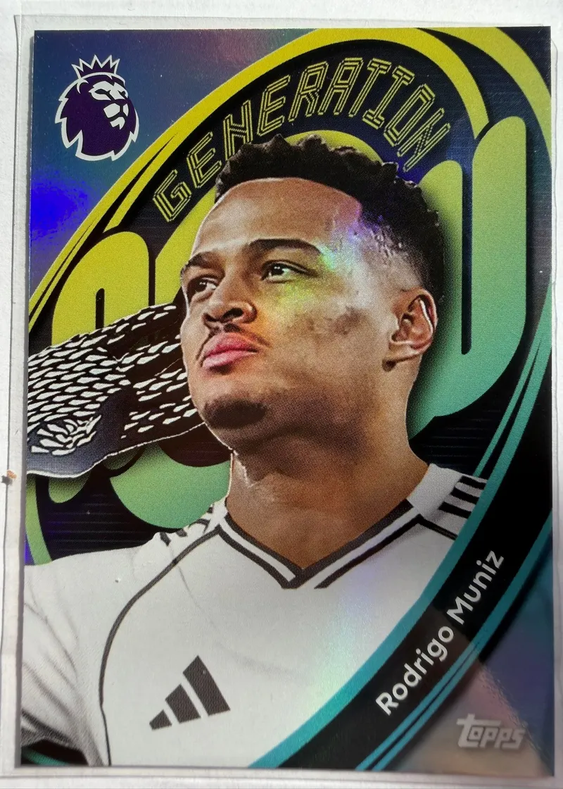 Rodrigo Muniz, Topps Premier League Debut Edition 2025/26, insert Generation Now — awers z zawodnikiem w białym stroju Fulham na tle zielono-żółtego napisu NOW