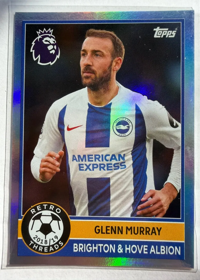 Glenn Murray, Topps Premier League Debut Edition 2025/26, insert Retro Threads — awers z zawodnikiem w biało-niebieskim stroju Brighton ze sponsorem American Express