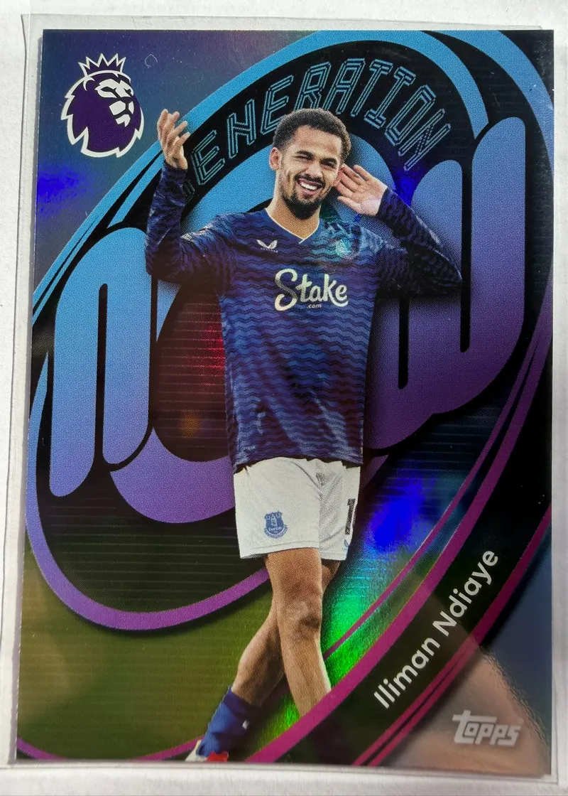 Iliman Ndiaye, Topps Premier League Debut Edition 2025/26, insert Generation Now — awers z zawodnikiem w granatowym stroju Evertonu na tle fioletowego napisu NOW