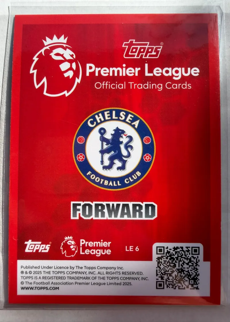 Pedro Neto, Topps Premier League Debut Edition 2025/26 — czerwony rewers karty LE 6 z herbem Chelsea i podpisem FORWARD