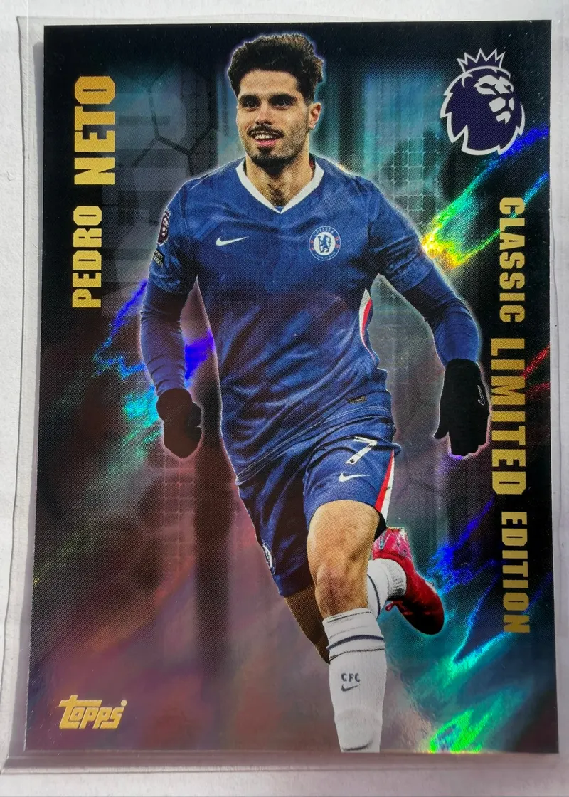 Pedro Neto, Topps Premier League Debut Edition 2025/26, insert Classic Limited Edition — awers z zawodnikiem w niebieskim stroju Chelsea