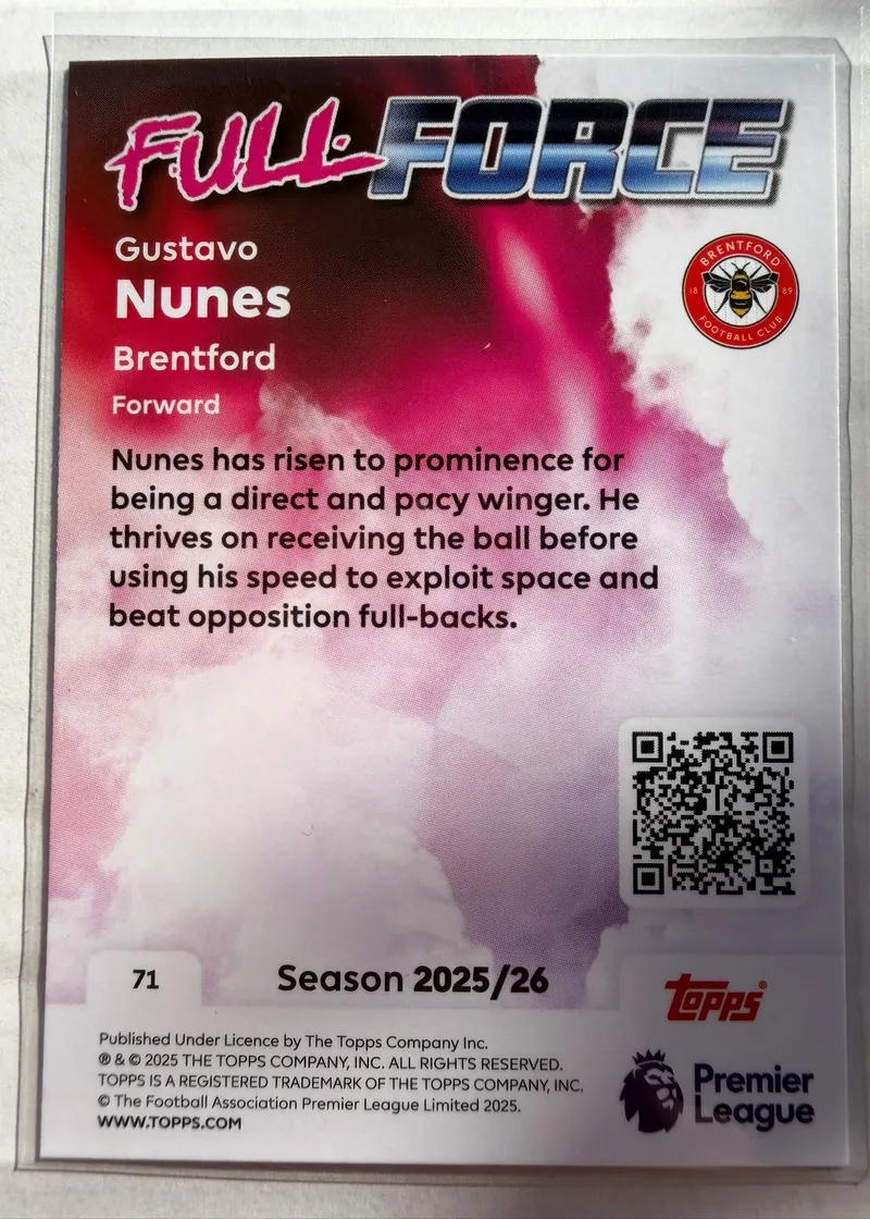 Gustavo Nunes, Topps Premier League Debut Edition 2025/26 — rewers karty 71 z opisem gry skrzydłowego Brentfordu
