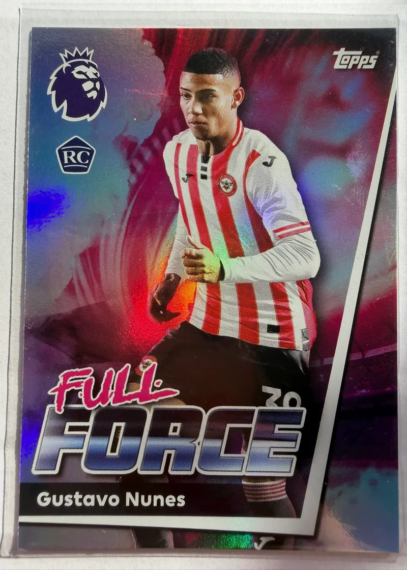 Gustavo Nunes, Topps Premier League Debut Edition 2025/26, insert Full Force — awers z zawodnikiem w biało-czerwonym stroju Brentfordu na tle różowego rozbryzgu