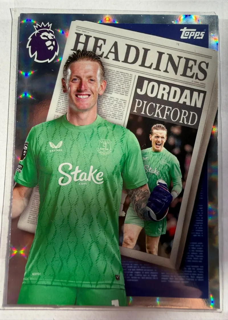 Jordan Pickford, Topps Premier League Debut Edition 2025/26, insert Headlines — awers z bramkarzem w zielonym stroju Evertonu na tle gazetowej pierwszej strony