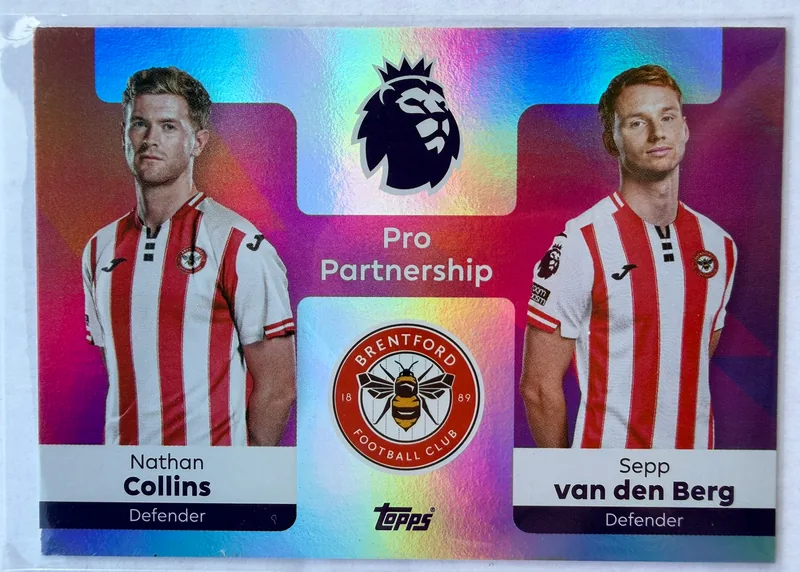 Nathan Collins i Sepp van den Berg, Topps Premier League Debut Edition 2025/26 Pro Partnership nr 364 — poziomy foliowy awers Brentford