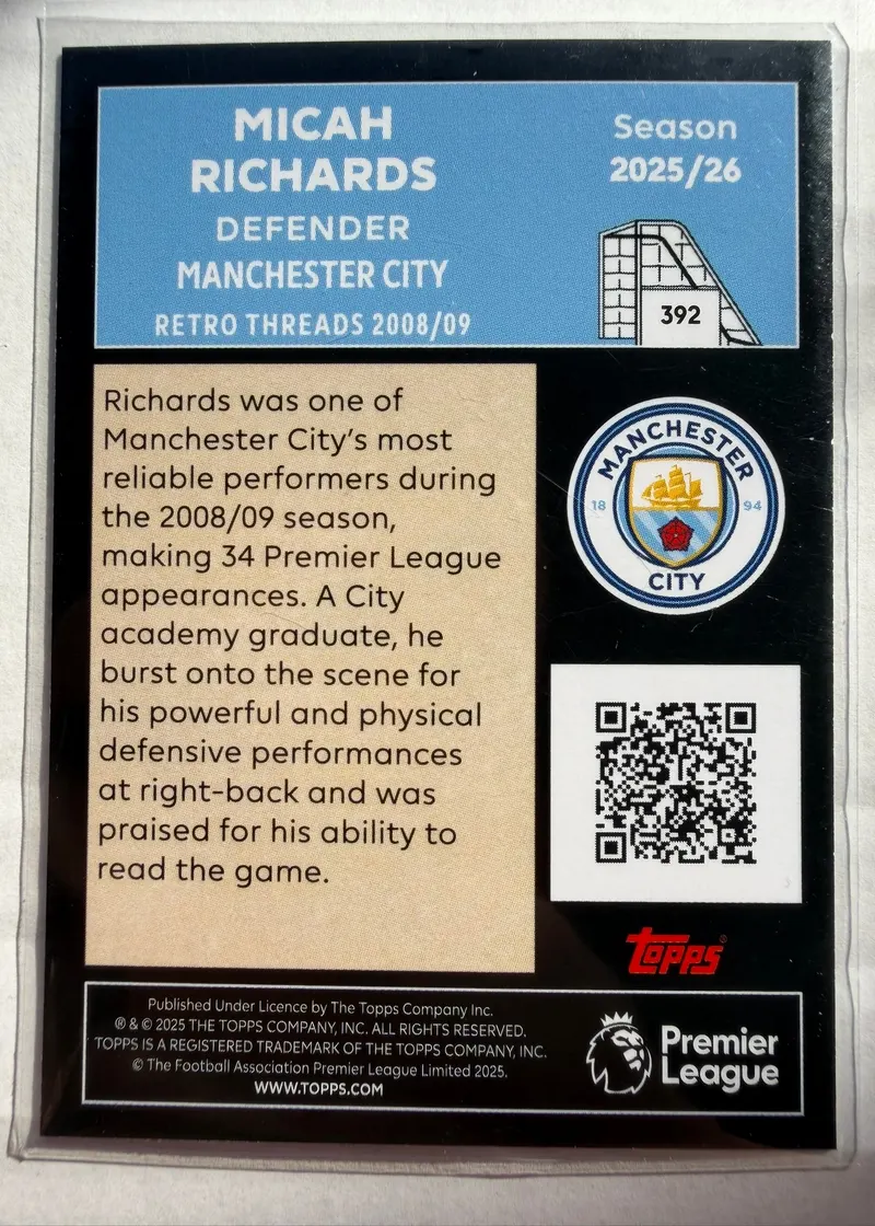 Micah Richards, Topps Premier League Debut Edition 2025/26 — rewers karty 392 z opisem sezonu 2008/09 w Manchesterze City