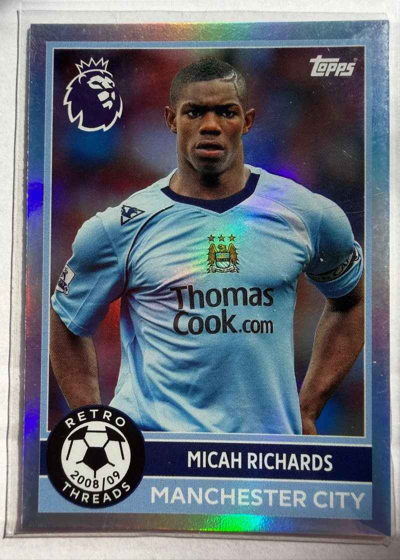Micah Richards, Topps Premier League Debut Edition 2025/26, insert Retro Threads — awers z zawodnikiem w jasnoniebieskim stroju Manchesteru City ze sponsorem Thomas Cook