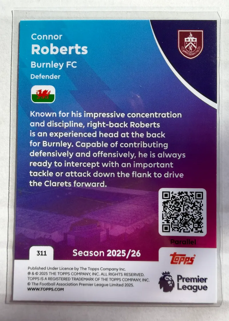 Connor Roberts, Topps Premier League Debut Edition 2025/26 nr 311 Blue Parallel — rewers z opisem gry prawego obrońcy i flagą Walii