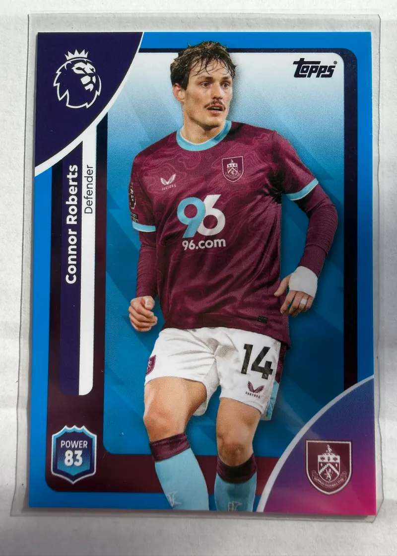 Connor Roberts, Topps Premier League Debut Edition 2025/26 nr 311 Blue Parallel — niebieski awers z obrońcą Burnley w bordowym stroju