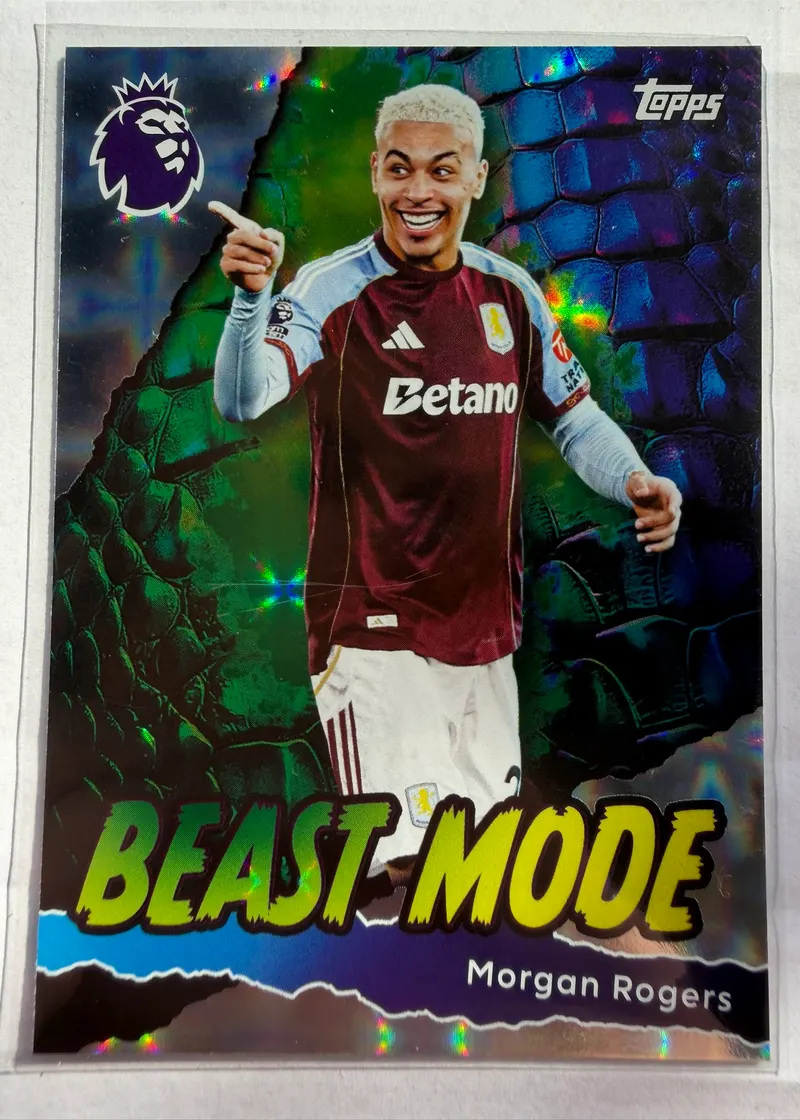 Morgan Rogers, Topps Premier League Debut Edition 2025/26, insert Beast Mode — awers z zawodnikiem w bordowym stroju Aston Villi na tle zielonej, gadziej skóry