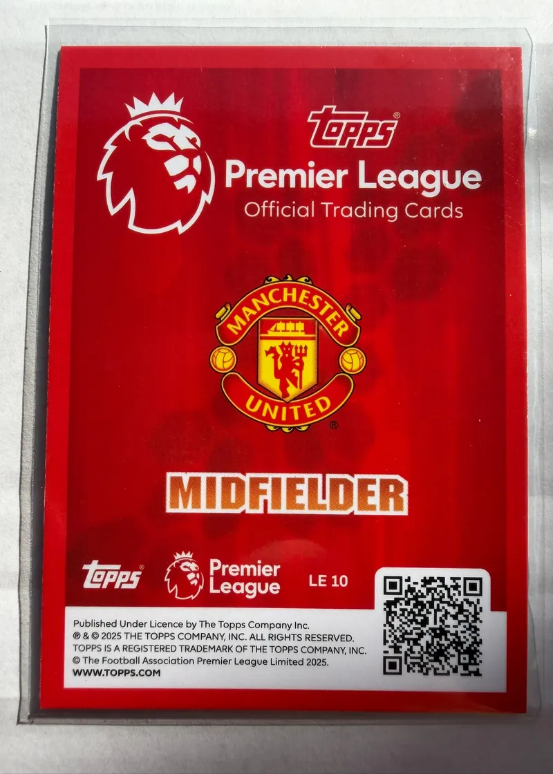 Paul Scholes, Topps Premier League Debut Edition 2025/26 — czerwony rewers karty LE 10 z herbem Manchesteru United i podpisem MIDFIELDER