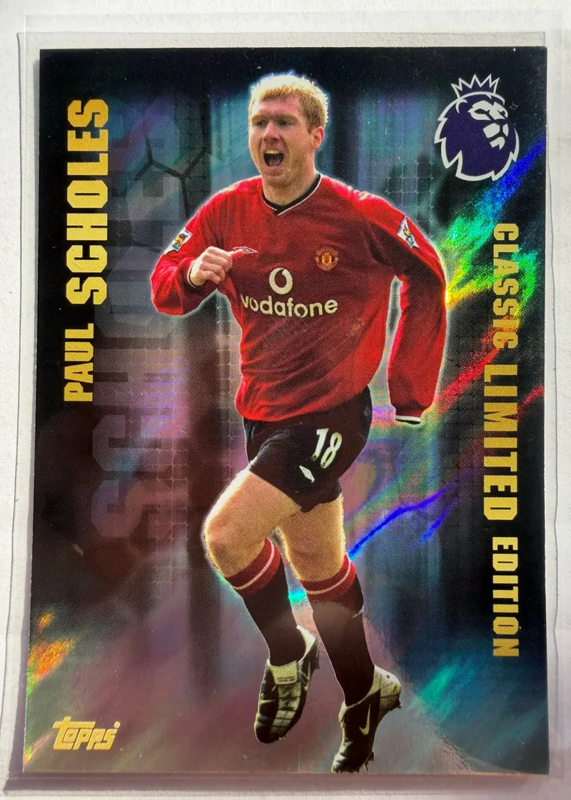 Paul Scholes, Topps Premier League Debut Edition 2025/26, insert Classic Limited Edition — awers z zawodnikiem w czerwonym stroju Manchesteru United z numerem 18
