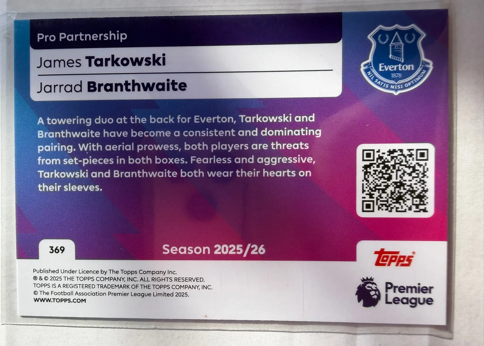 James Tarkowski i Jarrad Branthwaite, Topps Premier League Debut Edition 2025/26 — poziomy rewers karty 369 z opisem duetu stoperów Evertonu