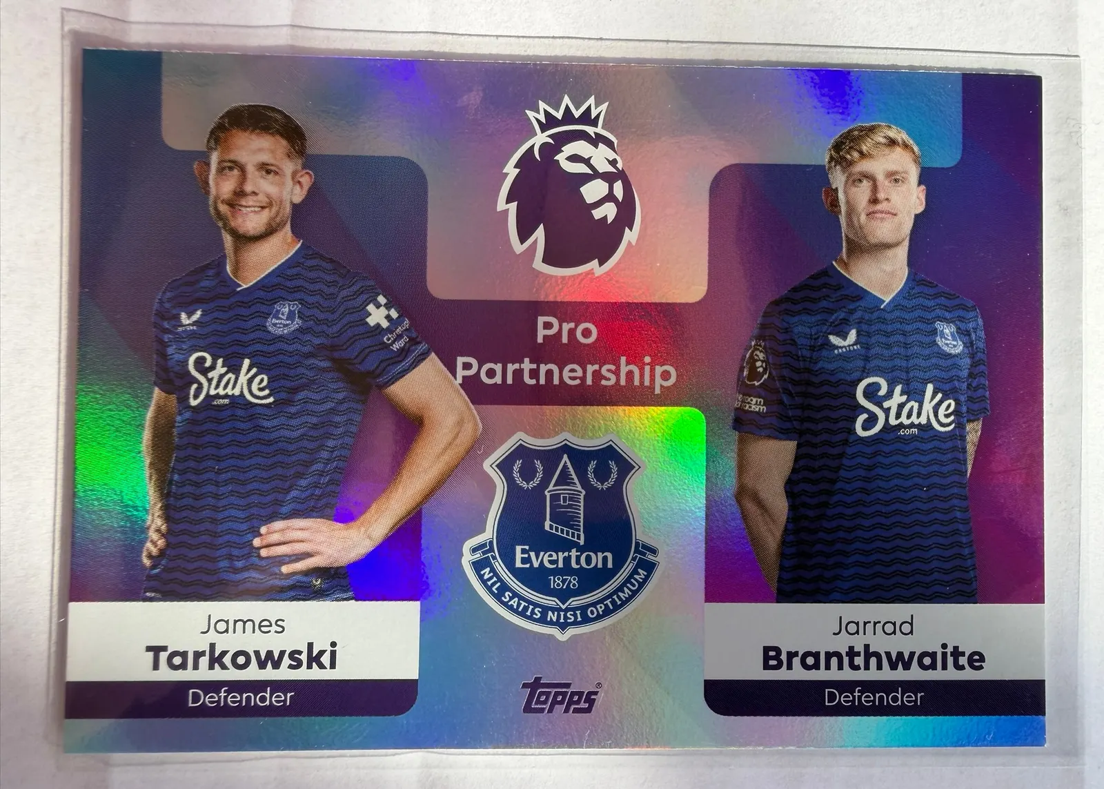 James Tarkowski i Jarrad Branthwaite, Topps Premier League Debut Edition 2025/26, insert Pro Partnership — pozioma karta z dwoma obrońcami Evertonu i herbem klubu pośrodku